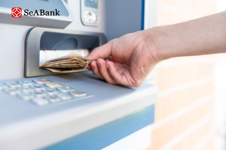 che mã PIN cẩn thận khi rút tiền mặt từ thẻ doanh nghiệp tại cây ATM